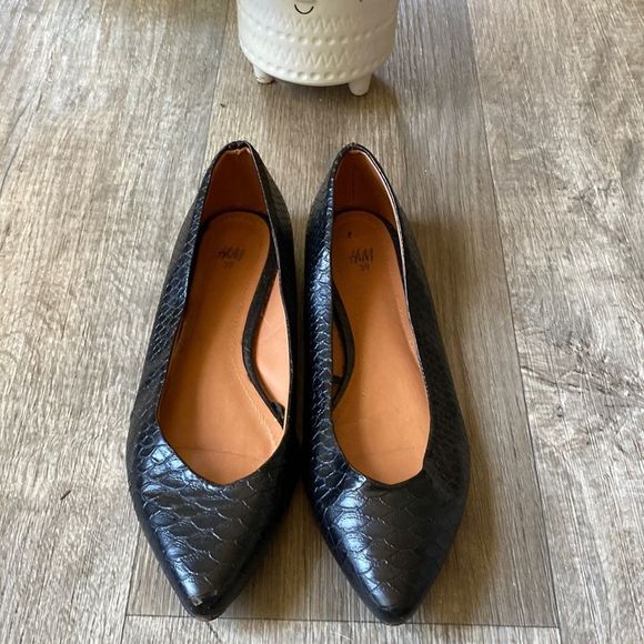 4/$25 🍃H&M Womens Textured Pointed Toe Flats Black Size 8